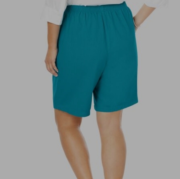 Black Women's Size 24 Classic Fit Shorts - Picture 2 of 5